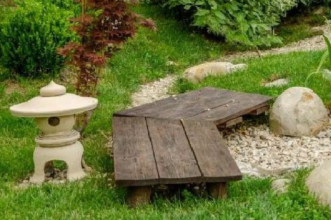 Japanischer Garten mit Steinlaterne und Holzbrücke